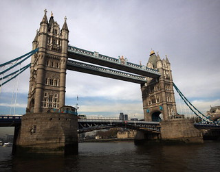 Łodź wycieczkowa uderzyła w Tower Bridge!