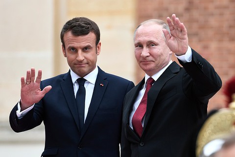 Putin uroczyście przyjęty w Wersalu przez Macrona
