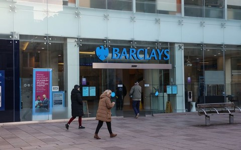 Barclays zaostrza stanowisko w sprawie pracy hybrydowej