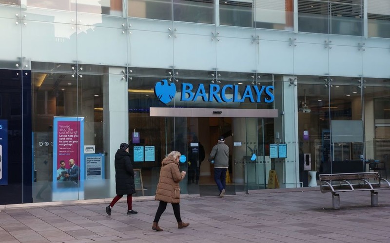 Barclays zaostrza stanowisko w sprawie pracy hybrydowej