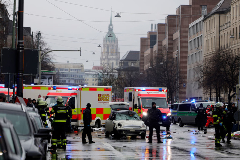 Niemcy: Samochód wjechał w grupę ludzi w Monachium. Policja ujęła kierowcę