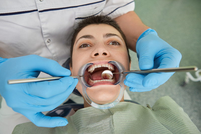 Dentyści w Anglii rezygnują z pracy dla NHS. Nie chcą pracować "charytatywnie"