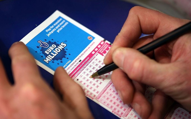 Posiadacz losu z UK wygrał 65 mln funtów walentynkowej loterii EuroMillions