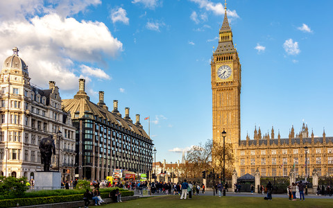 Żółte ostrzeżenia pogodowe przed wiatrem i deszczem w wielu regionach UK, ale w Londynie aż 16 st. C