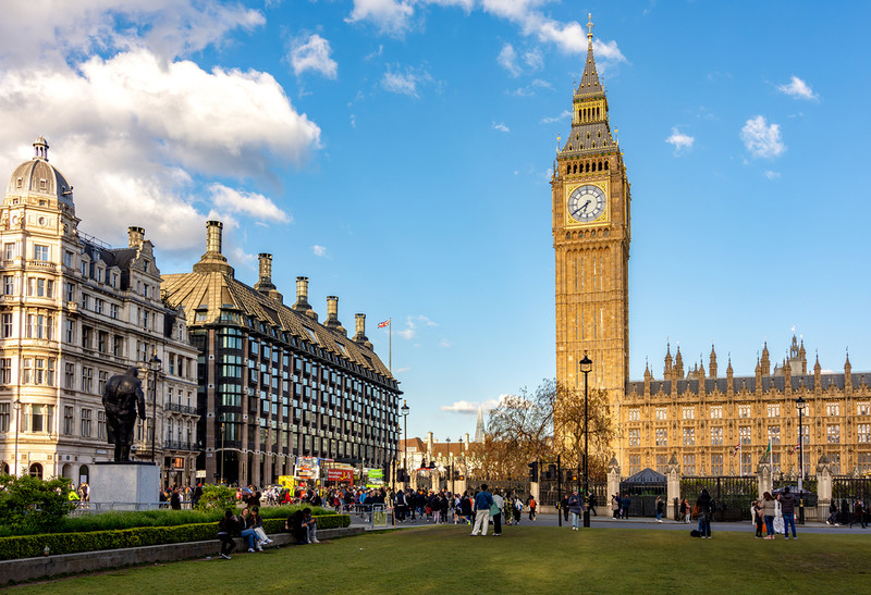 Żółte ostrzeżenia pogodowe przed wiatrem i deszczem w wielu regionach UK, ale w Londynie aż 16 st. C