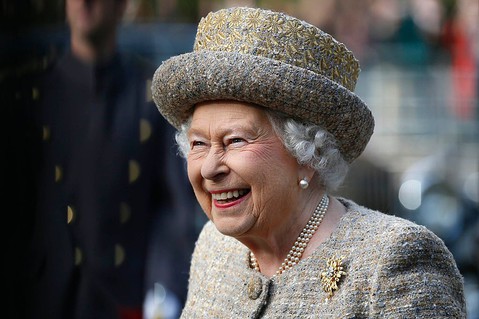 Królowa Elżbieta od 1989 roku używa lakieru za £7,99