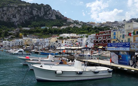 "Najazd" turystów na Capri. Ludzie rozpychają się rękami