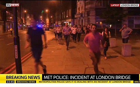 'Van hits pedestrians' on London Bridge in 'major incident'