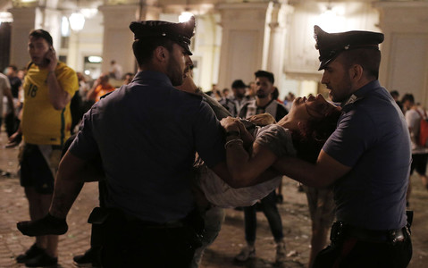 Panika w strefie kibica w Turynie. Ponad 1 400 osób rannych