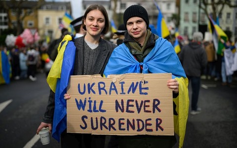 Londyn: Kilkutysięczna demonstracja poparcia dla Ukrainy przed ambasadą Rosji