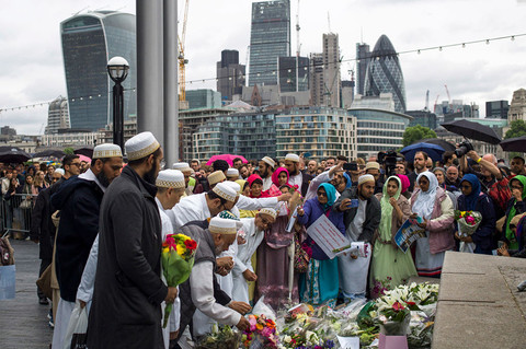 Hundreds gather to pay respects to victims of London Bridge attack
