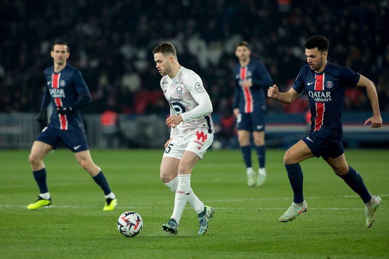 Unbeaten PSG thrashes Lille and confidently heads for the title