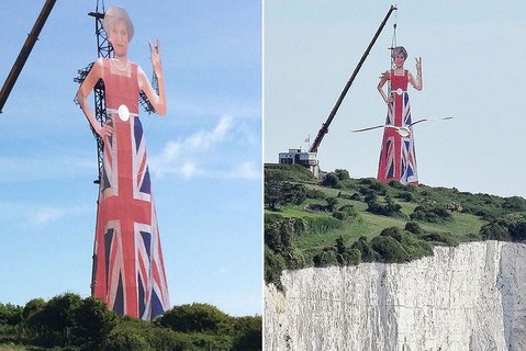 Gigantyczna Theresa May na klifie w Dover z przekazem dla Europy