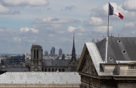 Paryż: Nieudany atak pod katedrą Notre Dame. Napastnik z młotkiem postrzelony