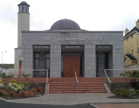 Meczet w Galway zaatakowany kamieniami. Imam apeluje o spokój