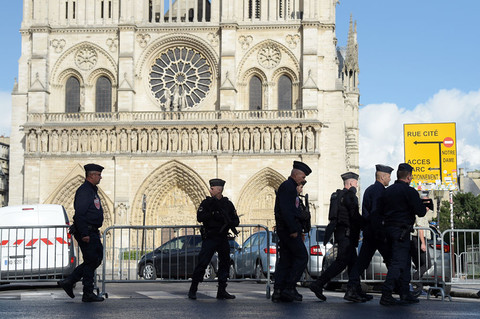 Media: Zamachowiec sprzed Notre Dame przyrzekł wierność tzw. Państwu Islamskiemu