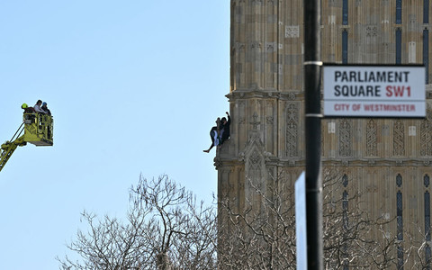 Area around Big Ben closed as man with Palestinian flag climbs Elizabeth Tower