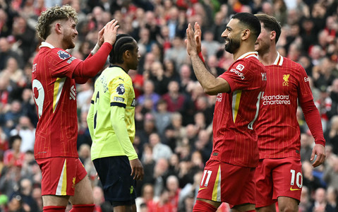 Liverpool nie zwalnia tempa, kontuzja Bednarka