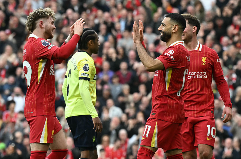 Liverpool nie zwalnia tempa, kontuzja Bednarka