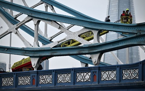 Londyn: Mężczyzna wspiął się na most Tower Bridge