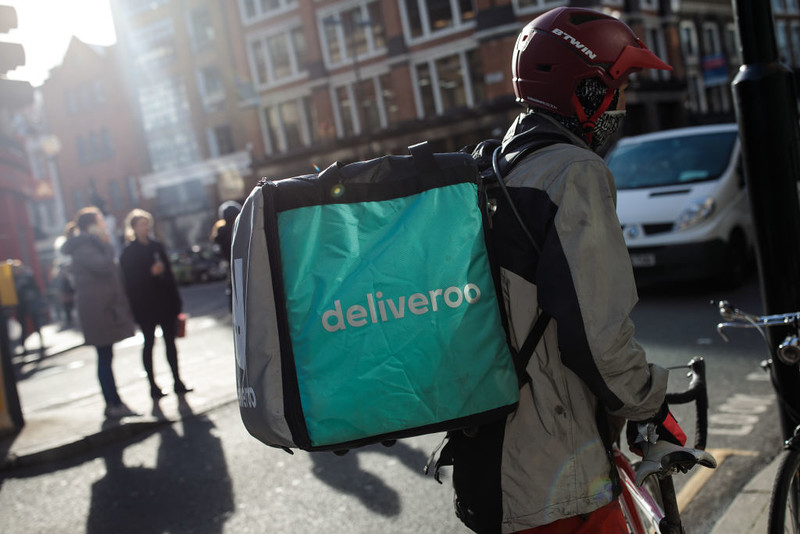 Firma Deliveroo poszerza ofertę i odnotowuje roczny zysk