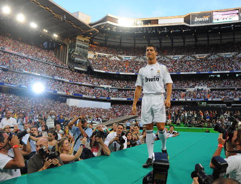 Ronaldo po raz drugi z rzędu z największymi zarobkami według "Forbesa"