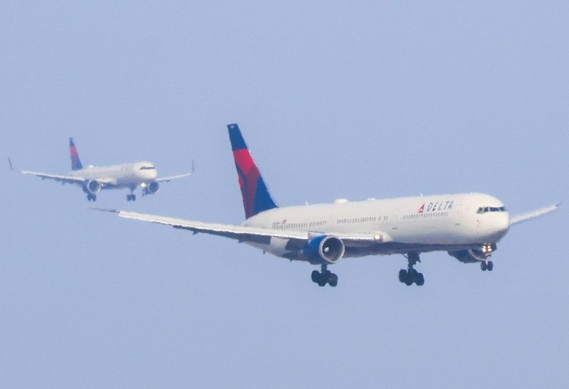Plane's wing hits runway during landing attempt at New York’s LaGuardia Airport