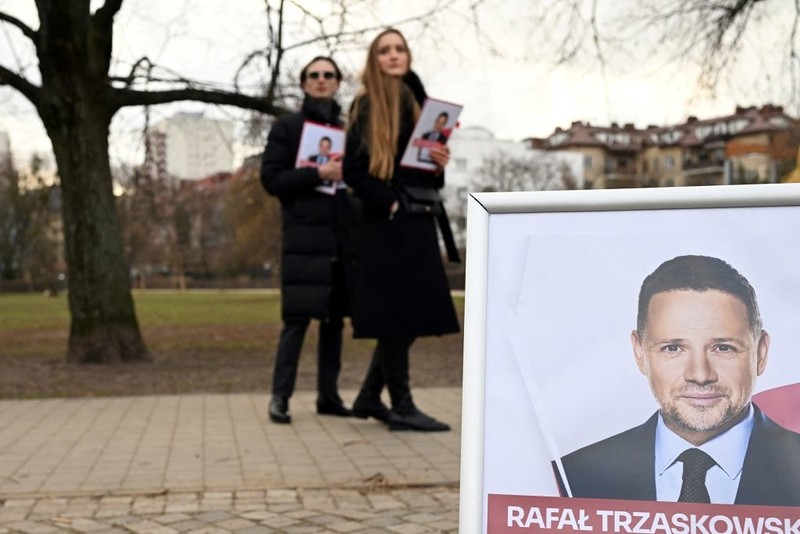 Sondaż dla SE: Trzaskowski wygrywa z każdym