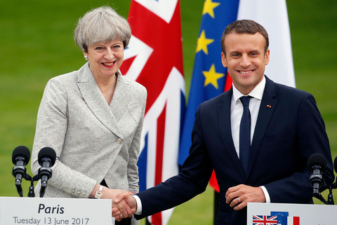 Prasa o wizycie Theresy May w Paryżu: "Kurtuazja przed Brexitem"