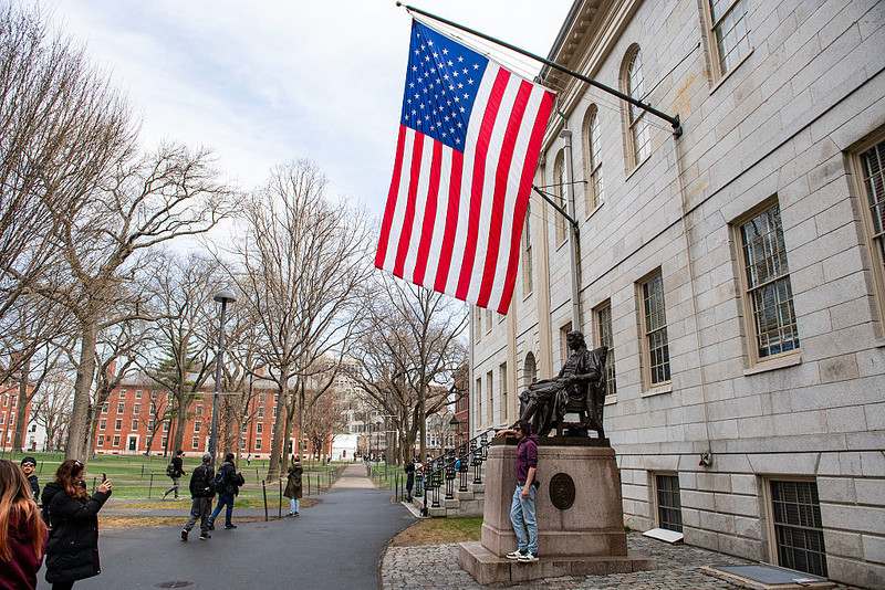 Trump walczy z Uniwersytetem Harvarda. Nazywa go "żartem" oraz "kpiną"