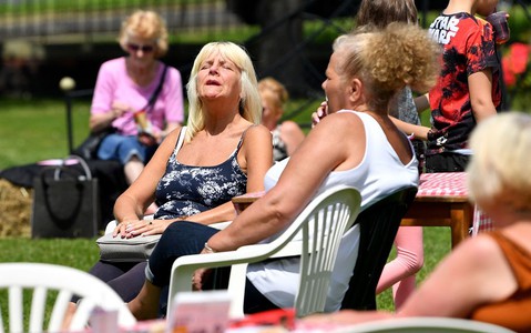 UK basks in glorious sunshine as heatwave continues