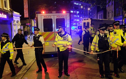 Londyn: Furgonetka wjechała w ludzi wychodzących z meczetu