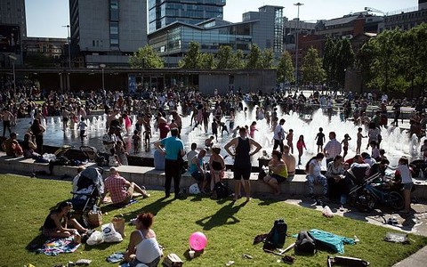 Government issues heatwave alert as temperatures soar to 34C
