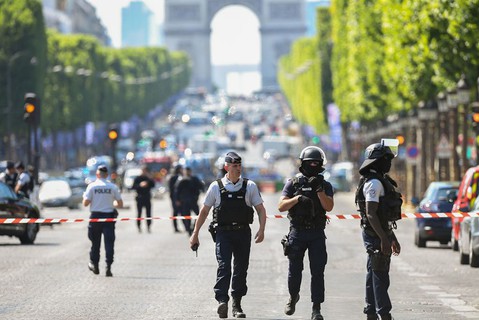 Francja: Próba zamachu na Polach Elizejskich
