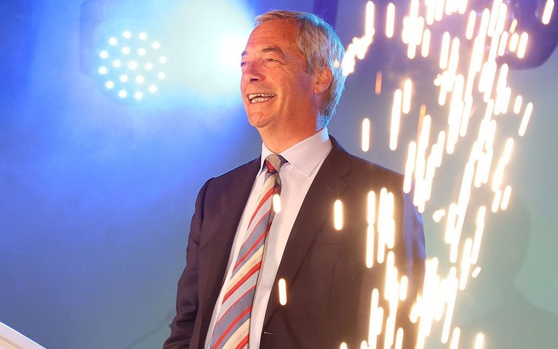 UK: Po stu latach rządów dwóch partii zmienia się system polityczny