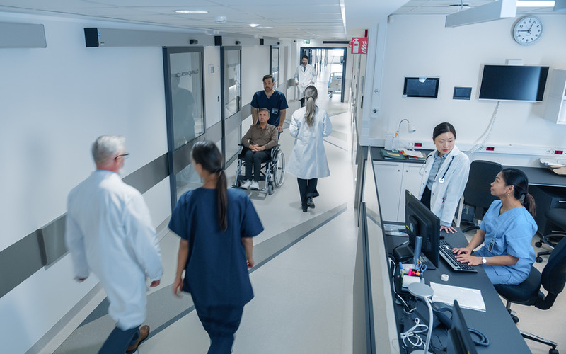 Szpitale w Anglii redukują personel i zakres świadczonych usług w ramach "resetu finansowego" NHS