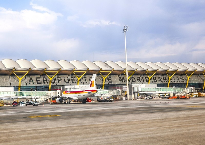 Prasa w Hiszpanii: Bezdomni i pluskwy na lotnisku Barajas w Madrycie psują wizerunek kraju