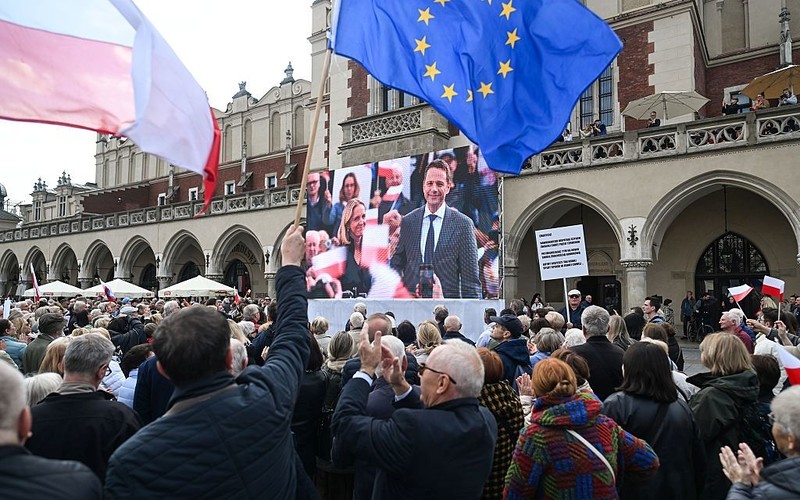 Sondaż wyborczy IBRiS dla Onetu: Trzaskowski prowadzi, za nim Nawrocki i Mentzen
