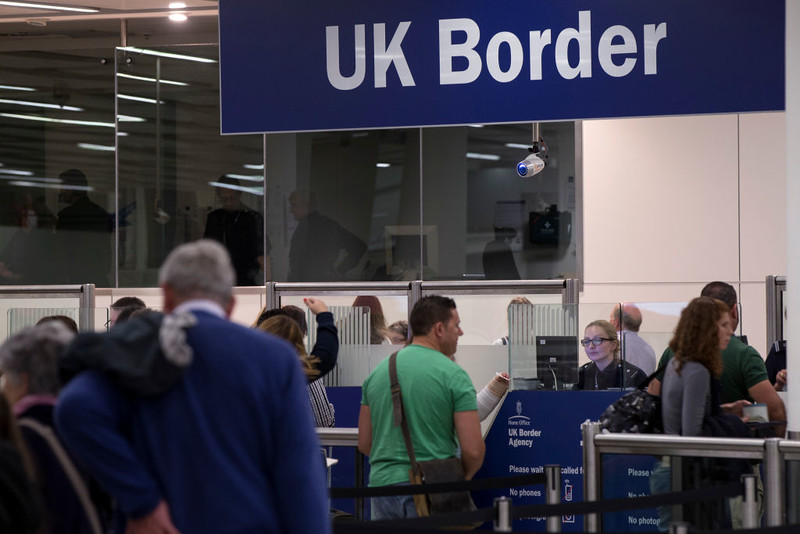 Długoterminowa migracja netto do UK spadła o prawie 50 proc. w 2024 r.