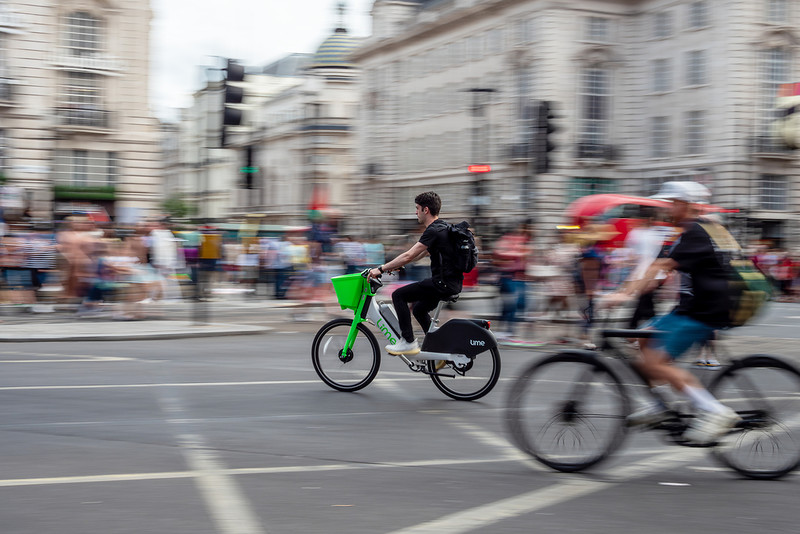 Londyńscy rowerzyści karani wysokimi mandatami za przejeżdżanie na czerwonym świetle