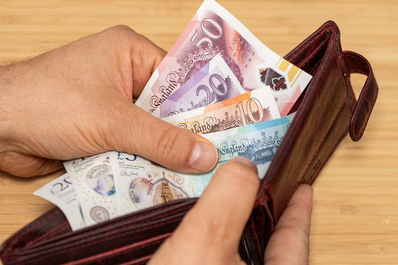 Ostrzeżenie o możliwej podwyżce podatków po wyższym niż oczekiwano wzroście długu publicznego UK