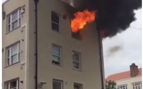 Londyn: Pożar w bloku mieszkalnym. 70 strażaków w akcji