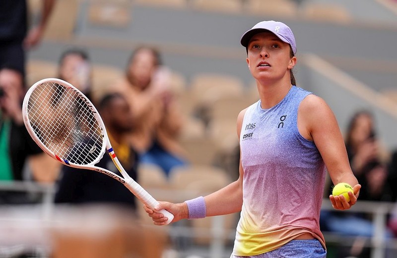 French Open: Świątek zaczęła turniej w Paryżu od zwycięstwa nad Sramkovą