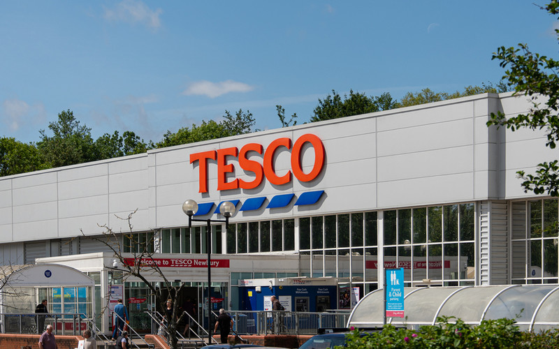 Klienci Tesco naśmiewają się z kamer w stylu piłkarskiego "VAR" przy kasach samoobsługowych