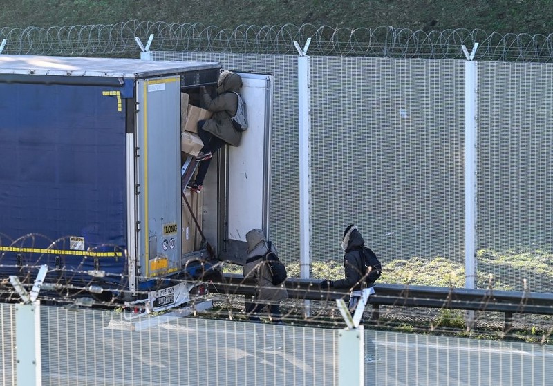 "Nie jedziemy do UK". Naklejki na ciężarówkach mają odstraszać migrantów