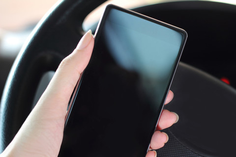 CBOS: 56 proc. kierowców nie używa telefonów, prowadząc samochód