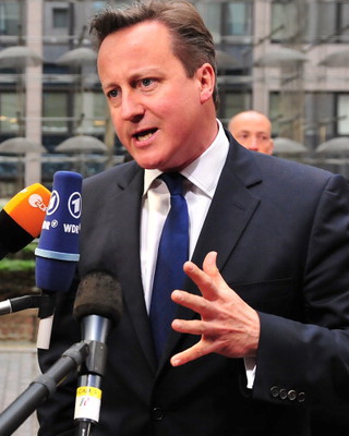Szef europejskich chadeków chce Junckera na szefa KE. Co na to Cameron?