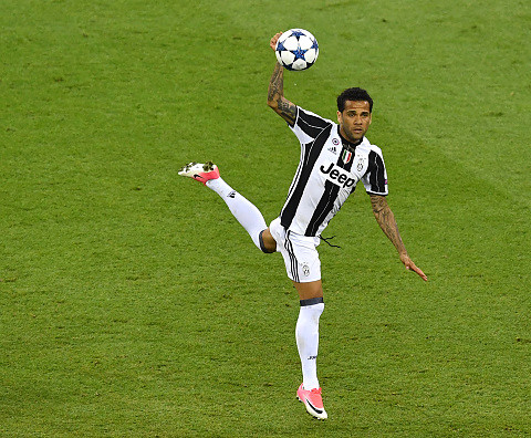 Dani Alves leaves Juventus to Manchester City