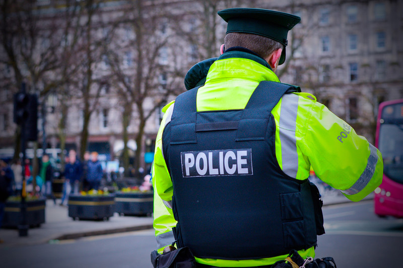 Irlandia Płn: 15 policjantów odniosło obrażenia w trakcie zamieszek o podłożu antyimigranckim