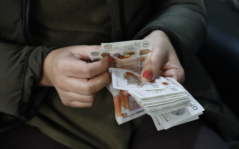 Brytyjczycy gromadzą gotówkę w obliczu niepewności gospodarczej i strachu przed awariami